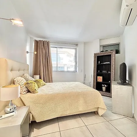 Two Bedrooms And Two Bathrooms - 20lm *