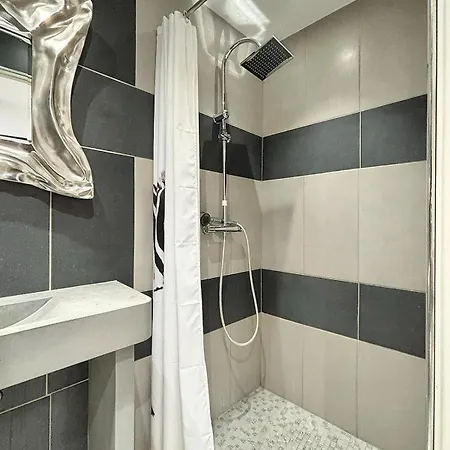 Two Bedrooms And Two Bathrooms - 20lm *